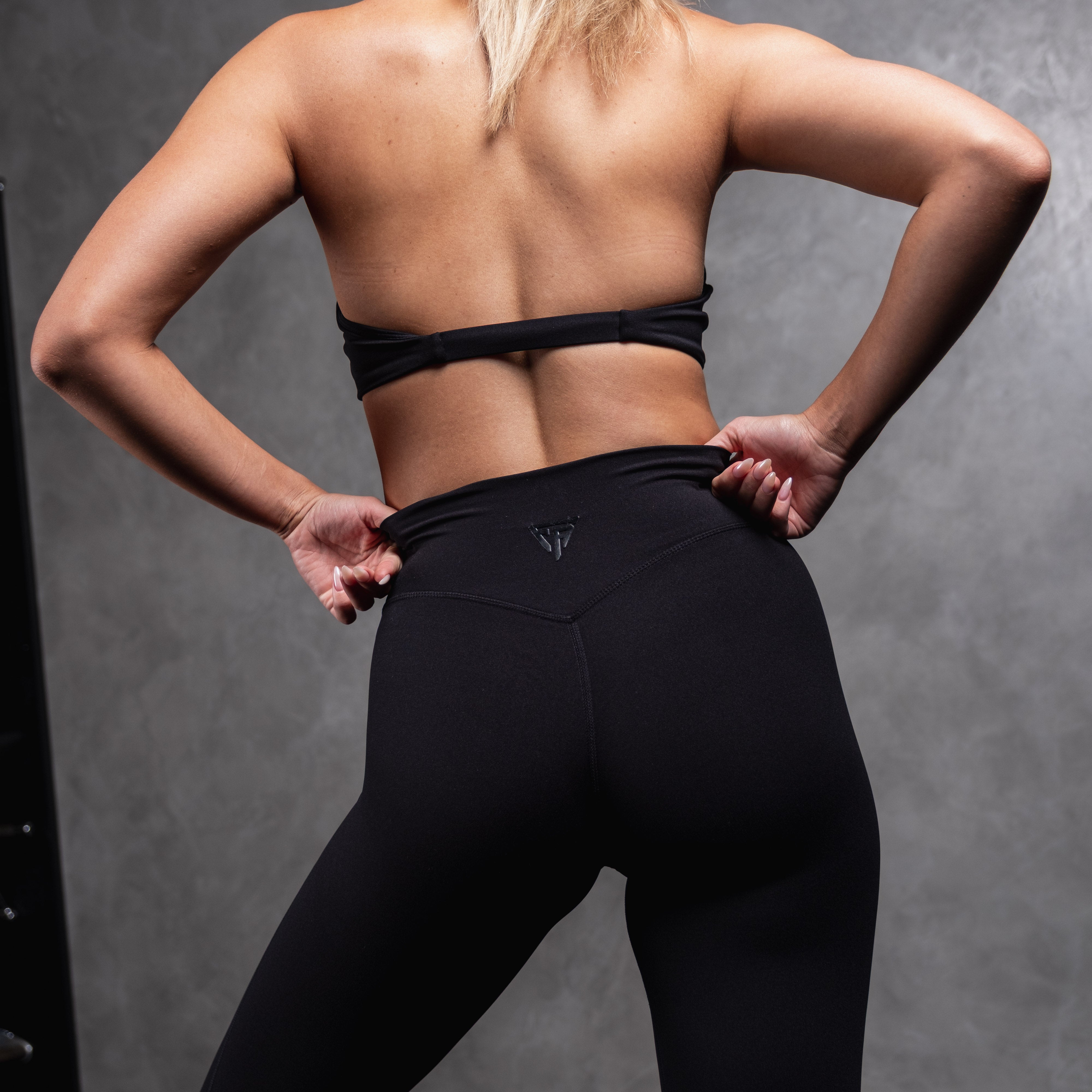 LUXE CloudFlow Legging <br>Second-skin comfort, refined shape.